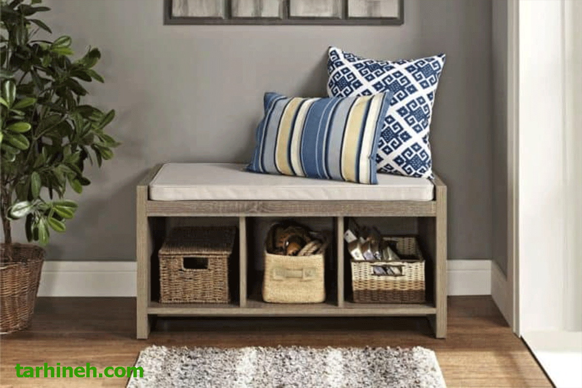 نیمکت در ورودی منزل